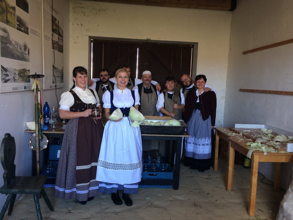 V krojích a pěkně po staru, tak se každý rok na lesné šlape zelí. Nenechte si ujít tuto podívanou. Archivní foto: Horský areál Lesná